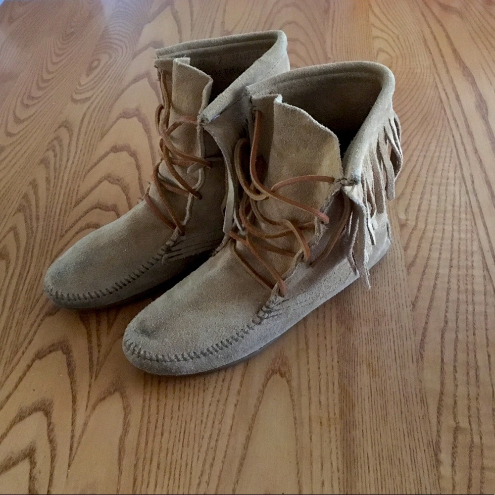 MINNETONKA MOCCASIN BOOTS